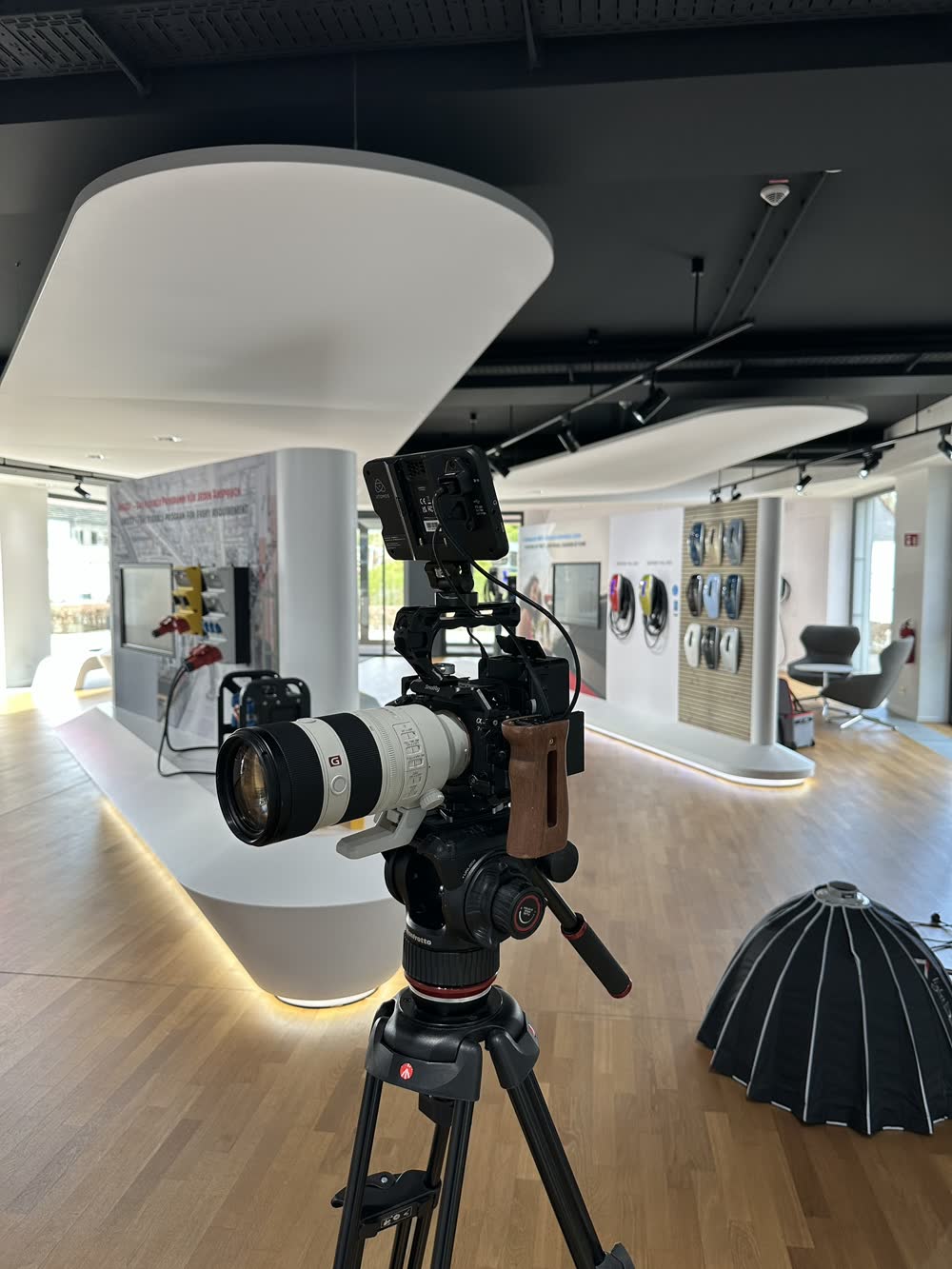 Kamera auf dem Stativ, bereit für den Dreh in einem Showroom